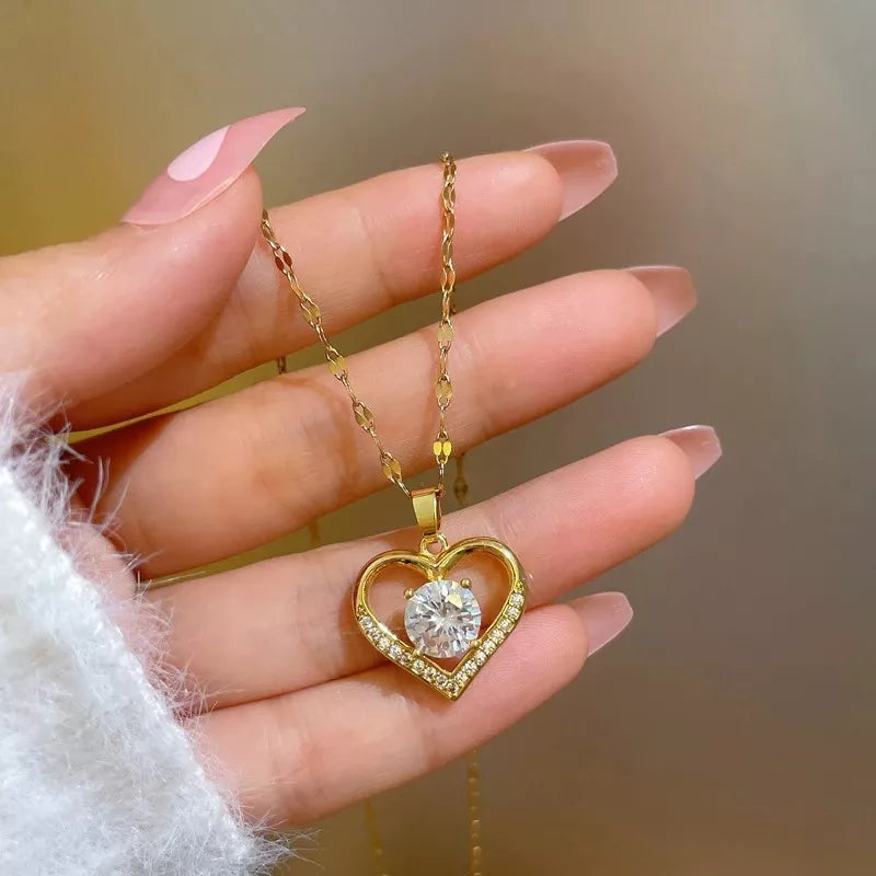 Collar Colgante Corazón Circones Blancos