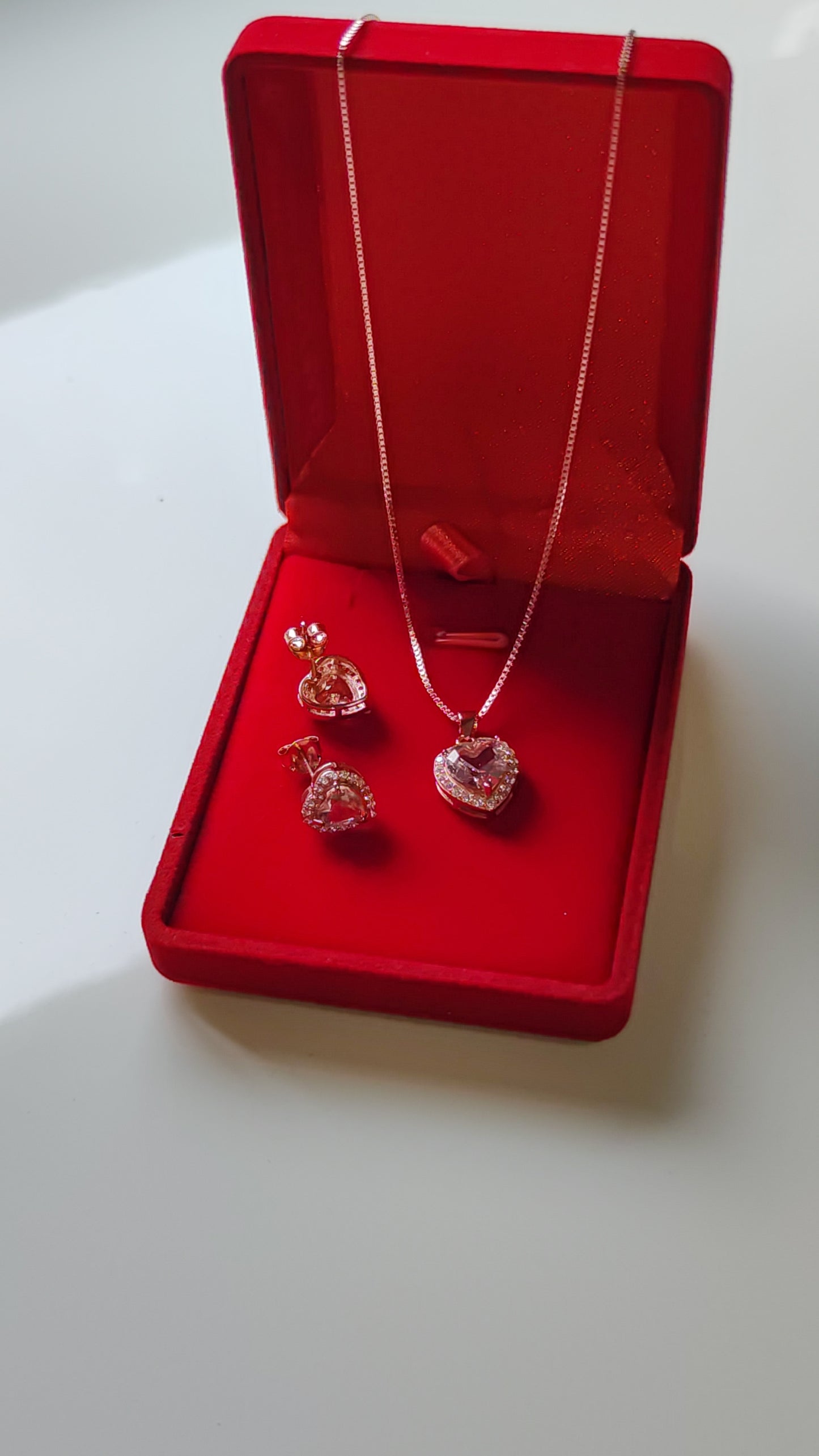 Collar y Aretes de Plata bañado en oro con Piedra Morganita Corazón y Circones Blancos