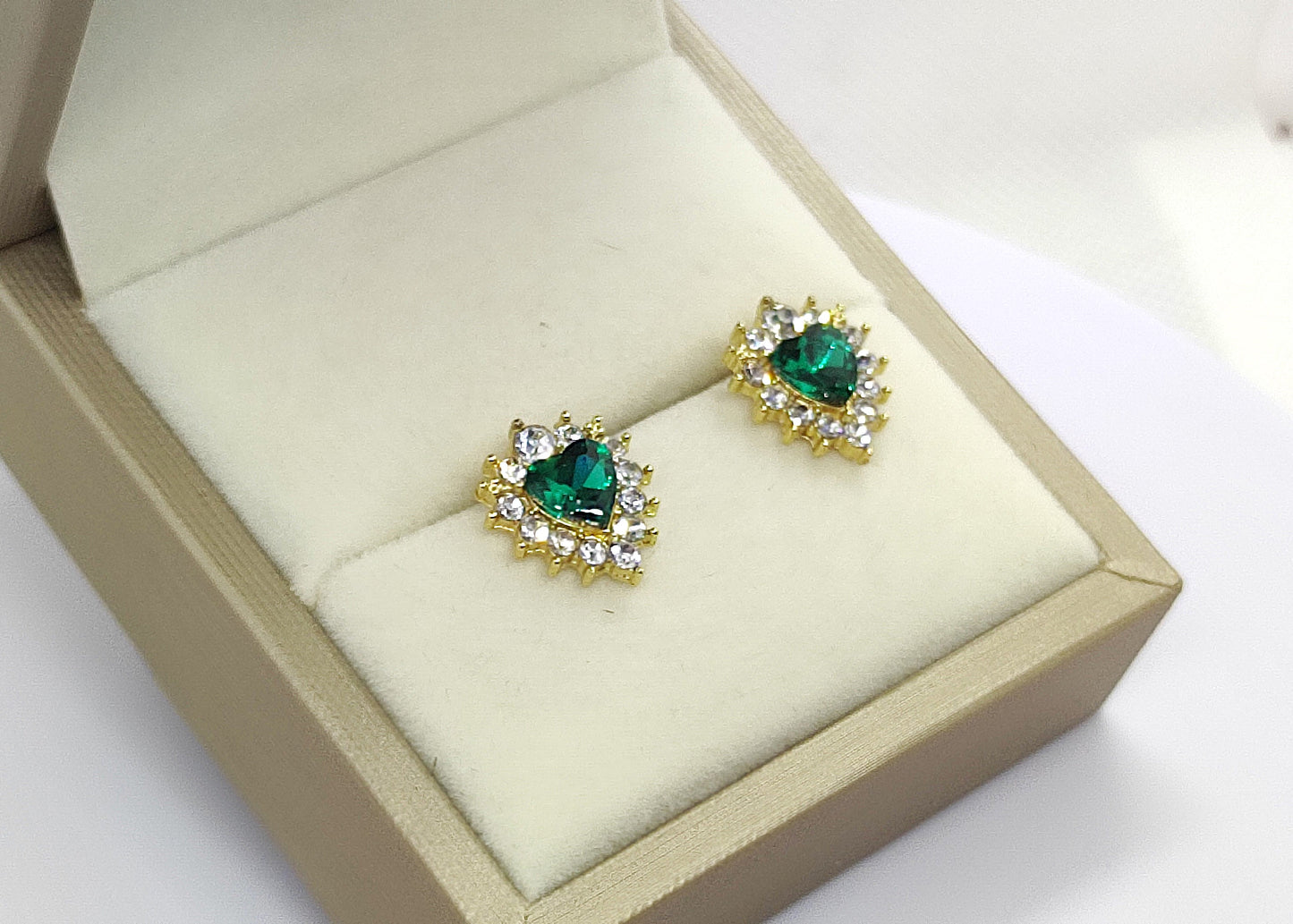 Aretes en Forma de Corazón con Circones Verdes y Blancos